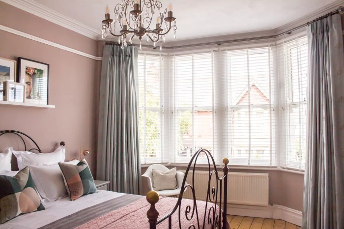 How to decorate a bedroom bay window area