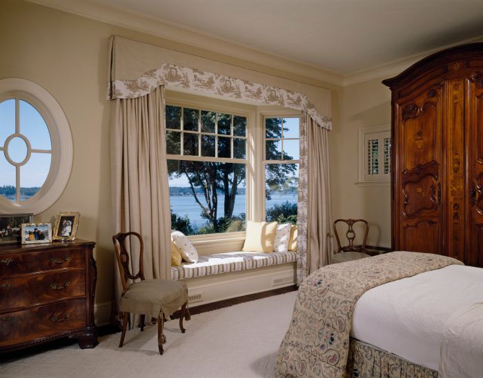 How to decorate a bedroom bay window area