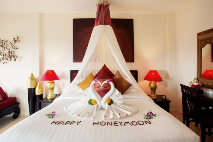 How to decorate hotel room for honeymoon