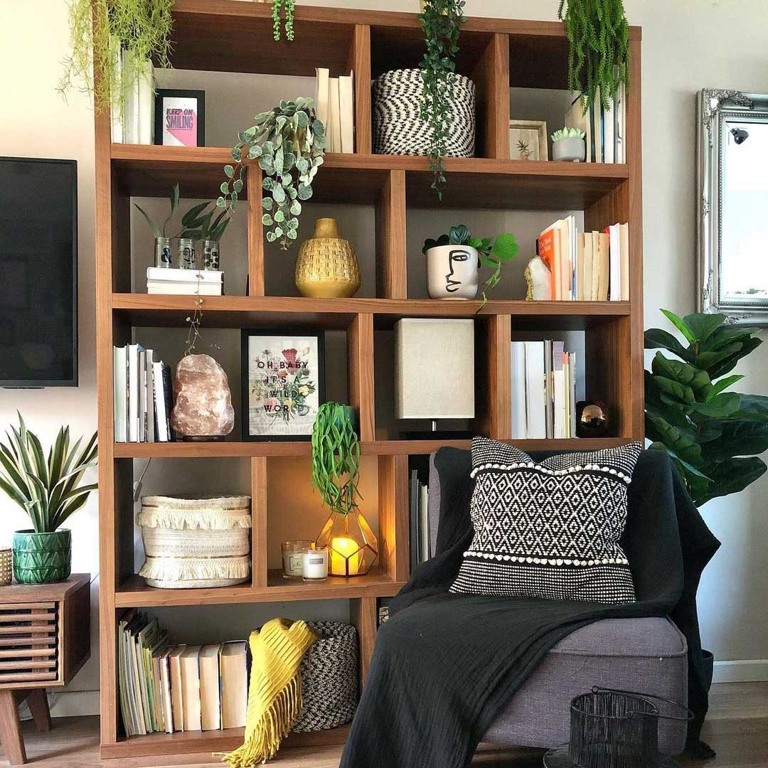 How to decorate living room shelves