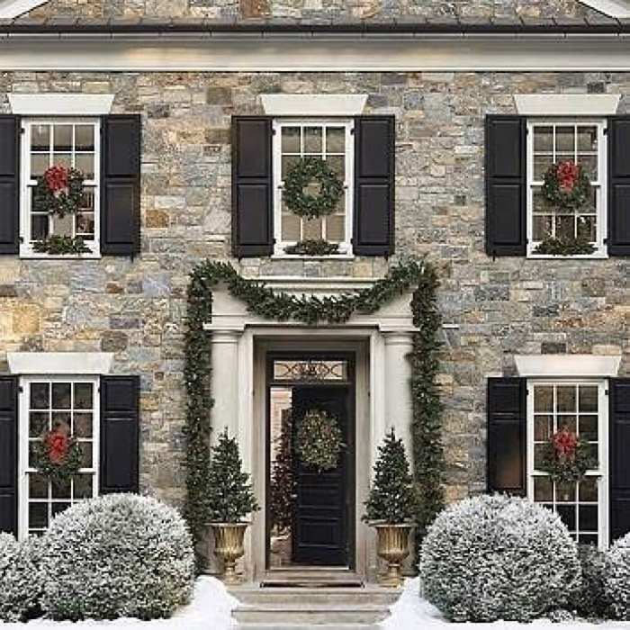 How to decorate windows with christmas wreaths